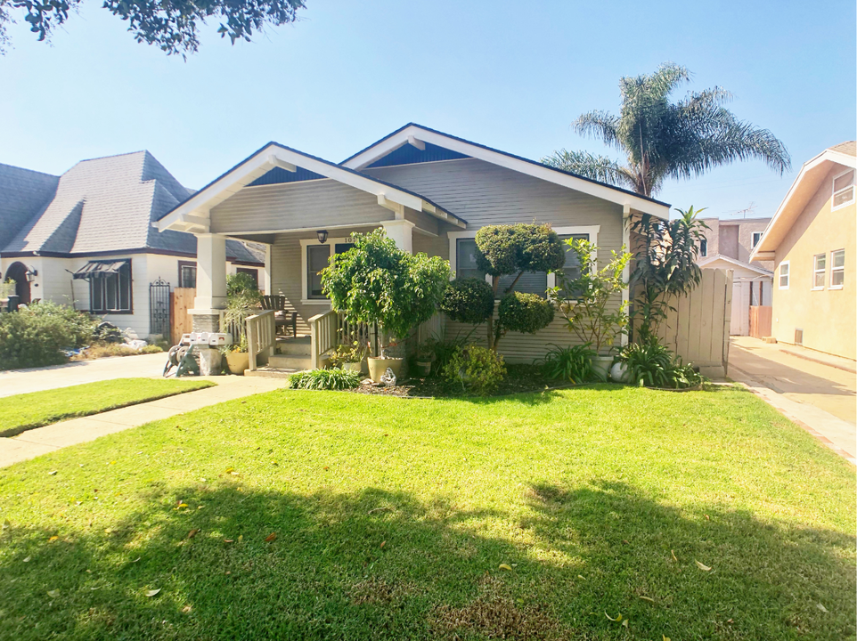 1077 Roswell Ave in Long Beach, CA - Building Photo