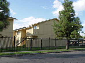 Huntington Court Apartments in Fresno, CA - Building Photo - Building Photo