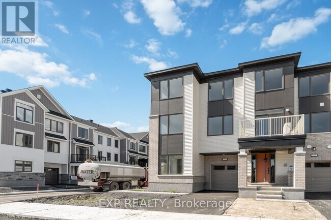 215 Darjeeling Ave in Ottawa, ON - Building Photo - Building Photo