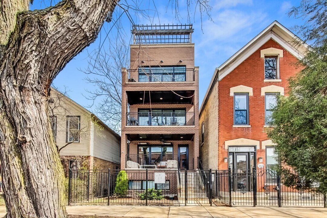 1057 N Winchester Ave in Chicago, IL - Building Photo