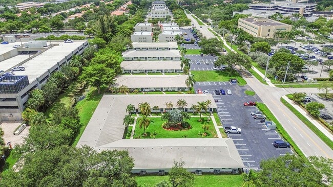 3249 Coral Hills Dr in Coral Springs, FL - Foto de edificio - Building Photo