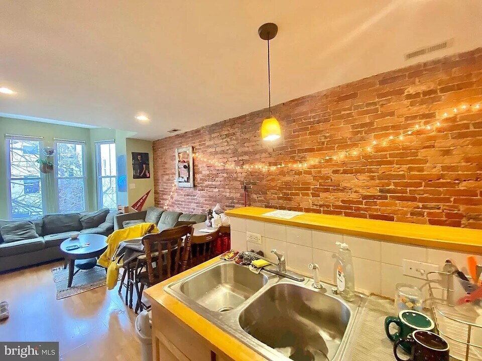1533 N Bouvier St-Unit -B in Philadelphia, PA - Building Photo