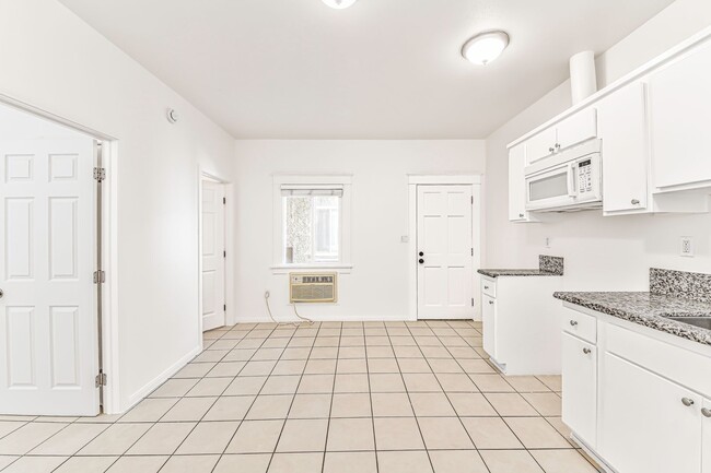 908 Martin Luther King Jr Ave, Unit 11 in Long Beach, CA - Building Photo - Building Photo