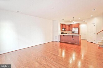 13652 Endeavour Dr in Herndon, VA - Building Photo - Building Photo