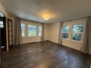 8111 SW Capitol Hwy in Portland, OR - Building Photo - Building Photo