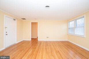 15 Cranbury Rd in West Windsor Township, NJ - Building Photo