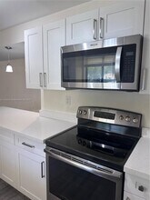 185 Lakeview Dr in Weston, FL - Building Photo - Building Photo