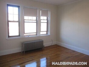 349 Pleasant St in Malden, MA - Foto de edificio - Building Photo