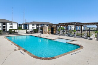 Ridge & Parkdale Apartments in White Settlement, TX - Foto de edificio - Building Photo
