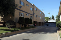 131 W 64th Pl in Inglewood, CA - Foto de edificio - Building Photo