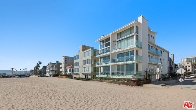 1 Driftwood St in Marina Del Rey, CA - Building Photo - Building Photo