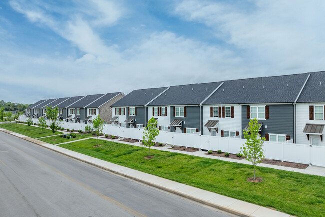 Oakwood Village Townhomes in Murfreesboro, TN - Building Photo - Building Photo