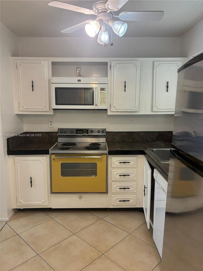 3000 Sunrise Lakes Dr W in Sunrise, FL - Building Photo - Building Photo