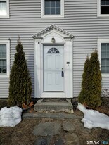 151 E Main St in Clinton, CT - Building Photo