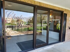 580 Lawrence Ave, Unit 113 in Roselle, IL - Building Photo