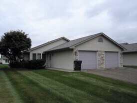 594 W 8th St, Unit A in New Richmond, WI - Building Photo