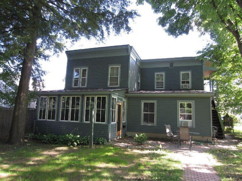 20 Madison Ave-Unit -20 Mad - School Year 2024 - 2025 in Saratoga Springs, NY - Foto de edificio