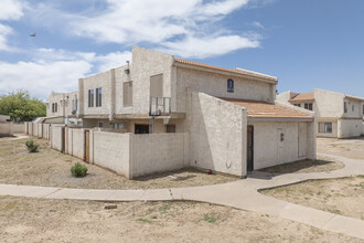 El Sereno Apartments in Phoenix, AZ - Foto de edificio - Building Photo
