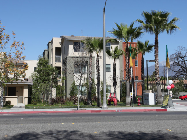 Tivoli Plaza Apartments in Pomona, CA - Foto de edificio - Building Photo