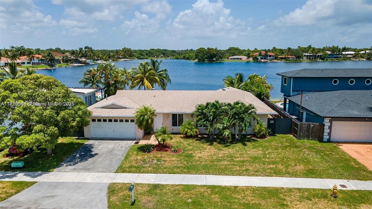 8141 SW 203rd St in Cutler Bay, FL - Building Photo