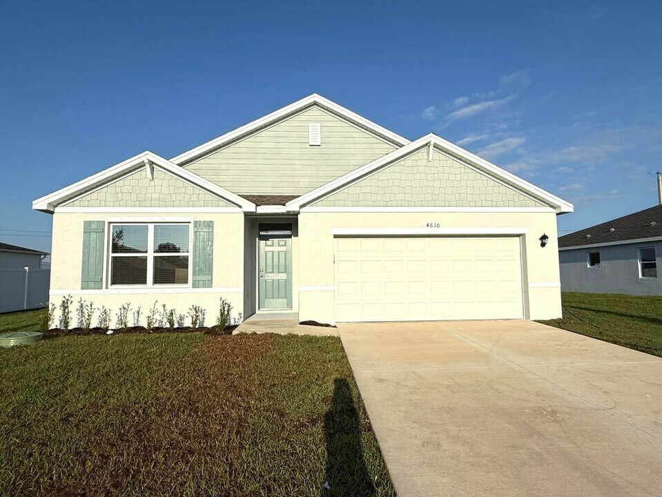 4610 SW Obelisk St in Port St. Lucie, FL - Building Photo
