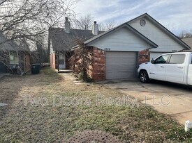 8910 Oak Valley Dr in Midwest City, OK - Building Photo