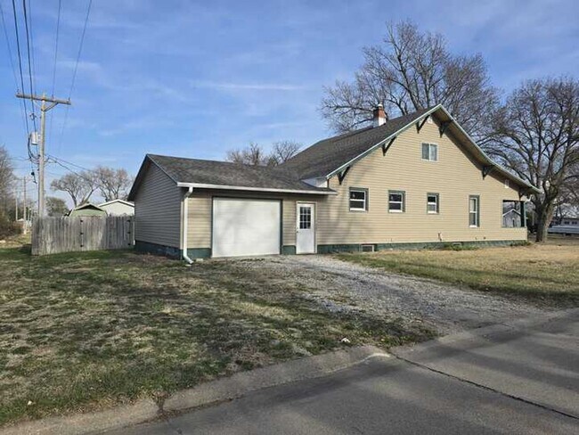 312 W 9th St in Wood River, NE - Building Photo - Building Photo