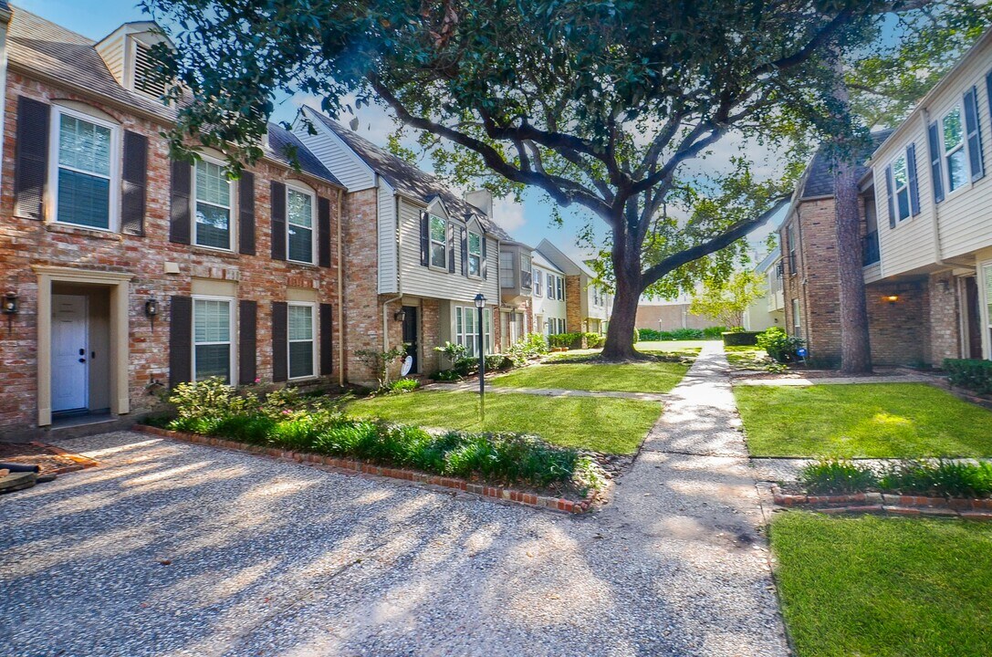 13074 Trail Hollow Dr in Houston, TX - Building Photo