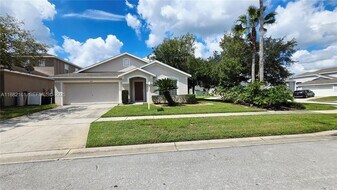 550 Castlemain Cir in Davenport, FL - Building Photo