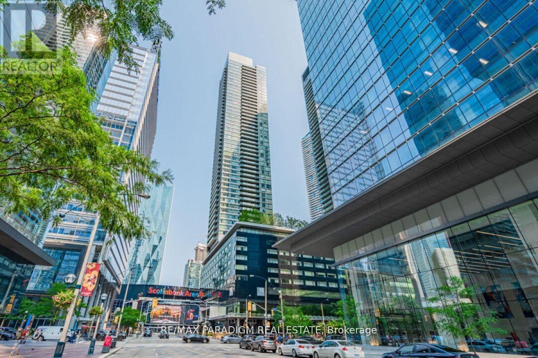 55-1155 Bremner Blvd in Toronto, ON - Building Photo