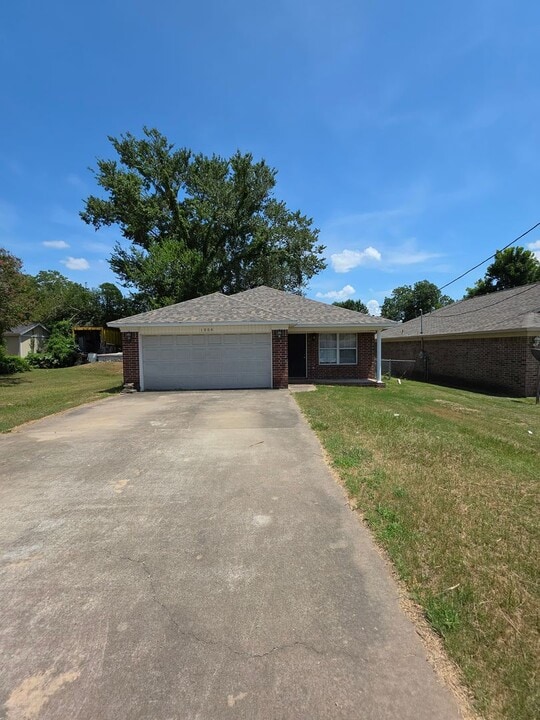 1006 N Greenwich Ave in Russellville, AR - Building Photo