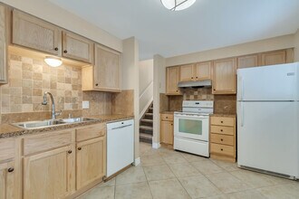 7051 Pierce St in Arvada, CO - Foto de edificio - Building Photo