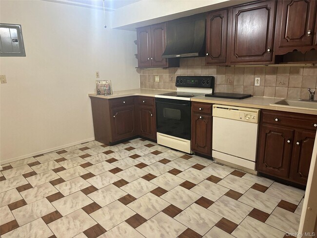 32-44-44 72nd St in Queens, NY - Building Photo - Building Photo