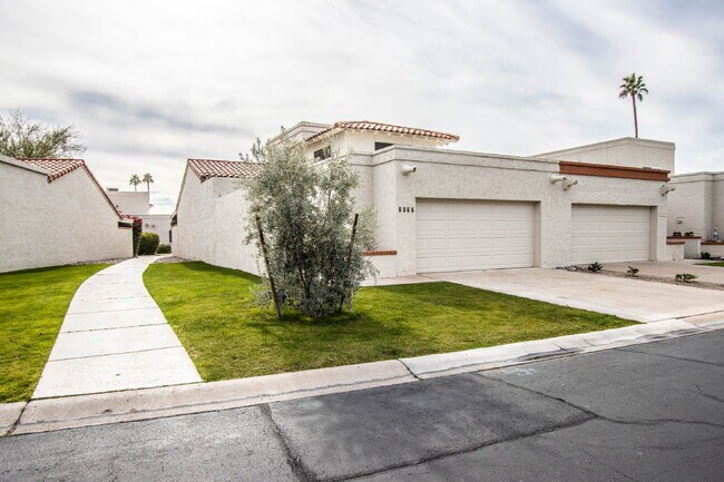 7633 E Sandalwood Dr in Scottsdale, AZ - Foto de edificio - Building Photo