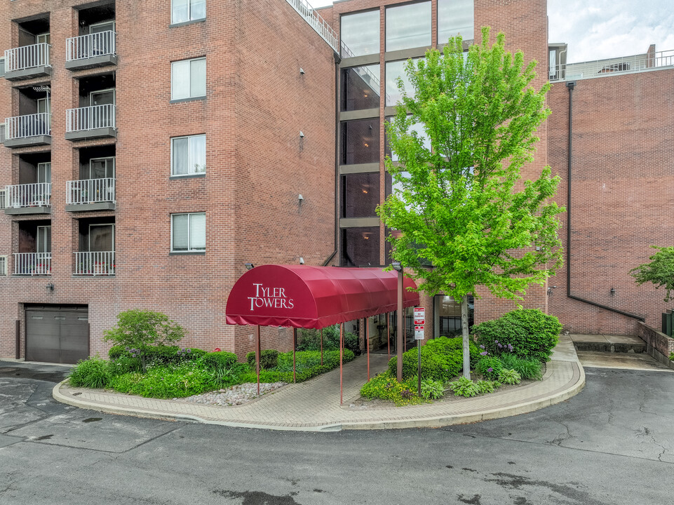 Tyler Towers in Elgin, IL - Foto de edificio