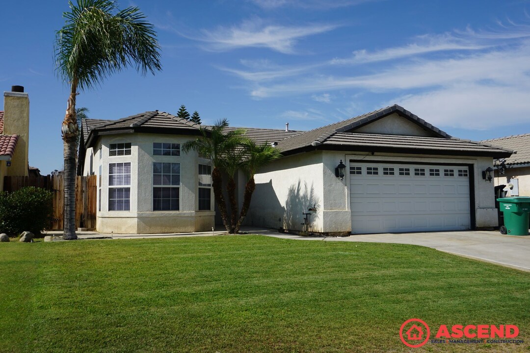 286 Deep Creek Dr in Bakersfield, CA - Foto de edificio