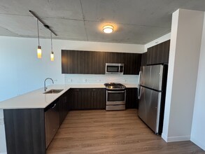 1001 W Chicago Ave in Chicago, IL - Foto de edificio - Building Photo