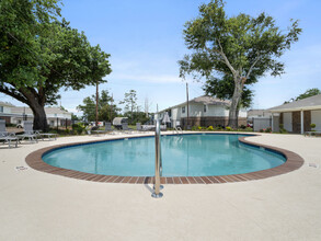 Laurel Oak Village in Lake Charles, LA - Building Photo - Building Photo