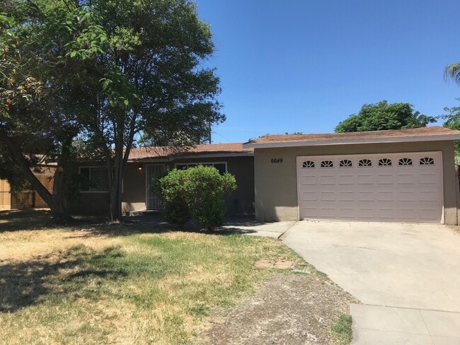 property at 6649 N Clark St
