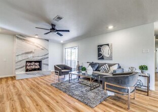 8011 Woodhue Rd in Dallas, TX - Building Photo - Building Photo