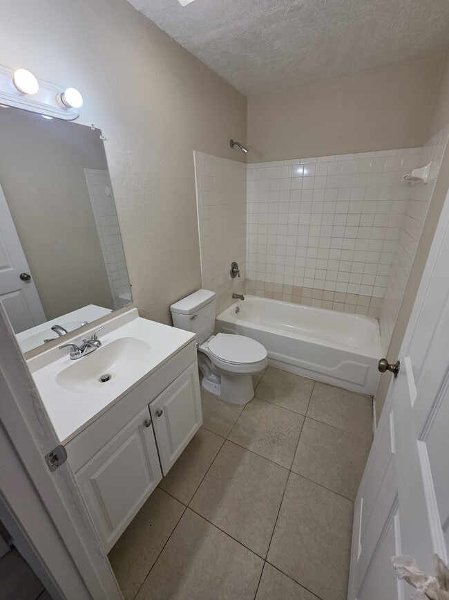 5230 SE 31st St, Unit 5230C