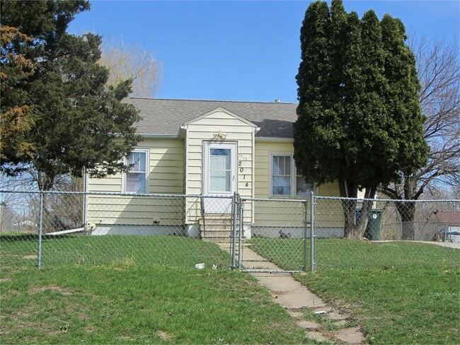 2014 Clearview St in Waterloo, IA - Building Photo - Building Photo