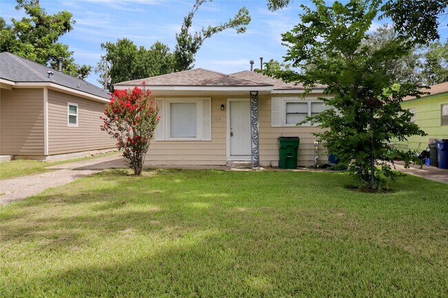 604 W Peach St, Unit 02-12C in Angleton, TX - Building Photo - Building Photo