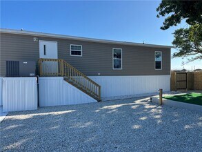 5109 Flamingo Dr in Saint James City, FL - Building Photo - Building Photo