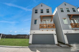 3905 B Pinemont Dr in Houston, TX - Building Photo - Building Photo