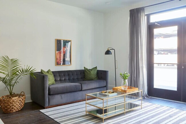 301 St Charles Ave in New Orleans, LA - Building Photo - Building Photo