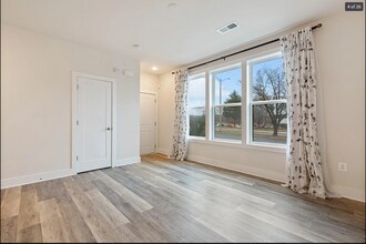 613 Herndon Pky, Unit 51 in Herndon, VA - Building Photo - Building Photo