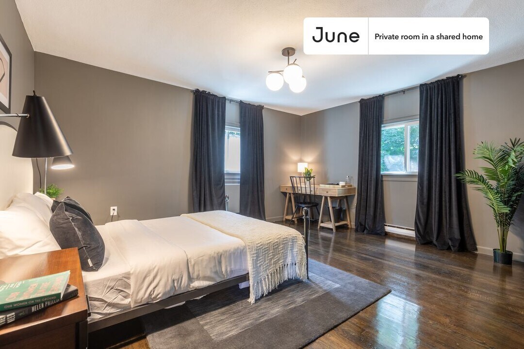 Private bedroom in 6 bed/4 bath Home in Boston, MA - Building Photo