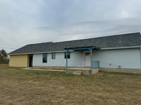 212 CR 2020 in Pearsall, TX - Foto de edificio - Building Photo