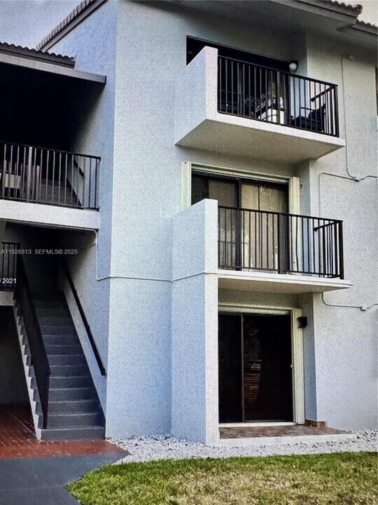 7130 NW 179th St in Hialeah, FL - Building Photo